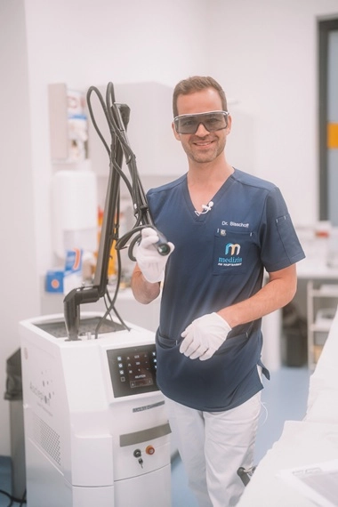 Dr. Johannes Bisschoff am Laser, PicoSmooth Laserbehandlung gegen Pigmentflecken
